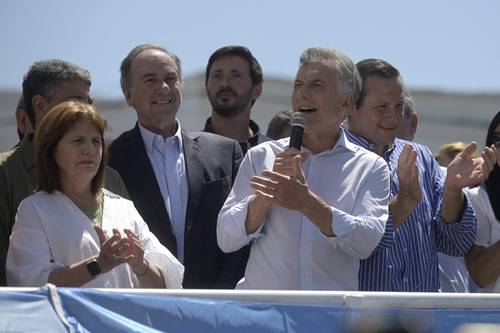 El ex presidente argentino Mauricio Macri dirigió un mensaje a unos cien simpatizantes reunidos ayer afuera del juzgado en Dolores, donde “por un error grosero” del juez, aplazaron su comparecencia.