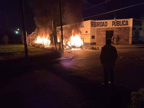 Dos patrullas fueron incendiadas frente a la comisaría general de seguridad pública de Jaltenco, estado de México, por al menos un centenar de habitantes de ese municipio, quienes denunciaron abusos de los policías locales.