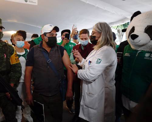 Víctor Hugo Pizano, de 43 años, habitante de Cuajimalpa, fue el último en recibir la vacuna en el cierre de la jornada en el Campo Marte.