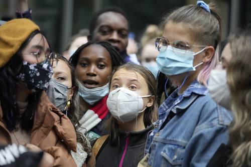 La ambientalista sueca Greta Thunberg, al centro, participa en una protesta frente al banco Standard and Chartered, en Londres, Inglaterra, en el contexto de la COP26, que se inicia mañana.