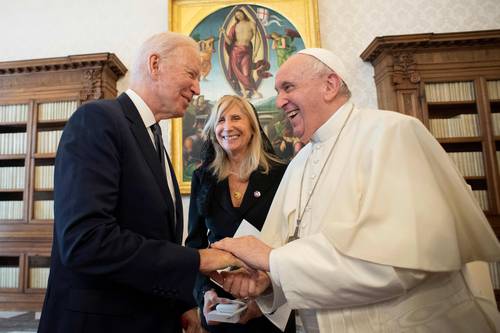 El mandatario de Estados Unidos, Joe Biden, sostuvo una reunión de 90 minutos con el papa Francisco en el Vaticano, en la que conversaron sobre pobreza, cambio climático, pandemia y migración. No hablaron del aborto, indicó Biden, pero añadió que el pontífice le dijo que siguiera recibiendo la comunión a pesar de que los conservadores en la Iglesia reclaman que se le niegue el sacramento.