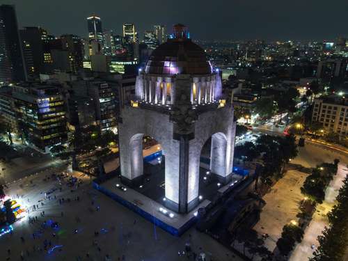 Como símbolo de salud, los monumentos emblemáticos se iluminan de blanco para conmemorar el final de la fase de vacunación.