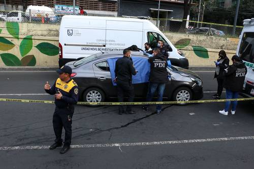 Un hombre de 60 años fue ejecutado en su vehículo sobre carriles centrales de la calzada San Antonio Abad, esquina Lucas Alamán, sin que se detuviera a los responsables, quienes huyeron en una motocicleta. La víctima manejaba un Versa gris, que tras el ataque se impactó contra una ambulancia del IMSS. Con información de Elba Mónica Bravo.