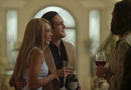 Jade Ewen como Mariah Carey, izquierda, y Diego Boneta como Luis Miguel en una escena.