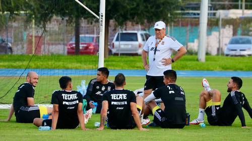 En plática con sus pupilos, Miguel Piojo Herrera, técnico de Tigres.