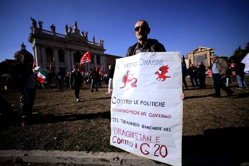Protesta en la plaza San Giovanni contra el primer ministro Mario Draghi, la política económica del gobierno italiano y el G-20, en el contexto de la cumbre realizada en Roma.