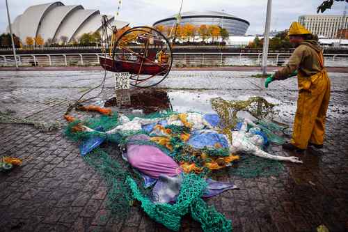 Activistas de la organización Ocean Rebellion realizaron ayer una protesta contra la pesca de arrastre cerca del Scottish Event Centre en Glasgow, Escocia, sede de la COP26, que se celebra en la ciudad a partir de hoy. La ONU discutirá por 15 días sobre cómo limitar los aumentos de temperatura del planeta a 1.5 grados centígrados.