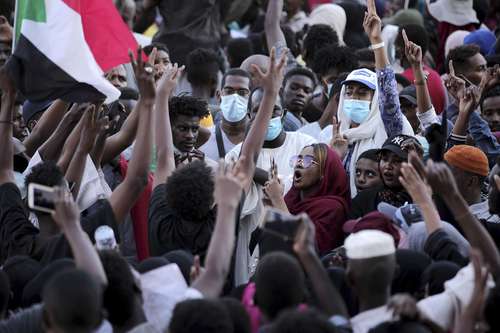 Miles de personas expresa-ron su rechazo a un gobierno militar en Jartum (imagen) y el este del país.