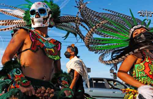La celebración de Día de Muertos se infiltra cada vez más en Estados Unidos. En Los Ángeles, California,el sábado el festejo incluyó la tradicional Danza Chicomecóatl.