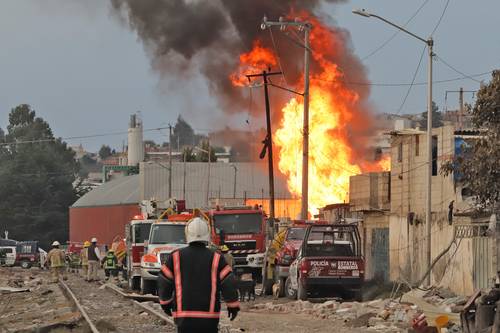 Bomberos intentan sofocar uno de los tres incendios ocurridos en la junta auxiliar de San Pablo Xochimehuacán, en la capital de Puebla, provocados presuntamente por una toma clandestina de un ducto de Petróleos Mexicanos.