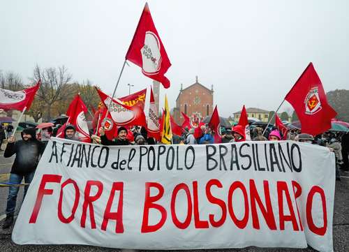 Manifestantes reunidos en Anguillara Veneta, localidad italiana de 4 mil 200 habitantes, recibieron al presidente brasileño, Jair Bolsonaro, entre abucheos y carteles en los que exigían: “Justicia para la Amazonia”. El gobernante llegó al pequeño poblado a recibir la ciudadanía honoraria y a visitar la casa de sus ancestros, pero los inconformes lo llamaron “dictador”. La alcaldesa Alessandra Buoso criticó “a los vándalos” que pintaron con espray “Fuera Bolsonaro” en el ayuntamiento de la ciudad, la semana pasada.