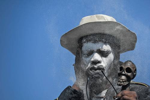 Conocido como Fete Gede, el festival anual de vudú comenzó este lunes en el Cementerio Nacional de Puerto Príncipe, Haití, adonde acudieron seguidores del barón Samedi, espíritu vudú intermediario entre los vivos y los muertos que suele representarse con sombrero de copa y anteojos oscuros. La celebración caribeña equivale a las tradicionales festividades católicas romanas de Todos los Santos y de Muertos, que se realizan el primero y 2 de noviembre, en ese orden.