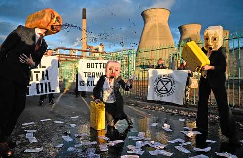 Miembros de Ocean Rebellion se manifiestan frente a la refinería integrada de la empresa química INEOS y la planta del centro petroquímico en Grangemouth, Escocia.