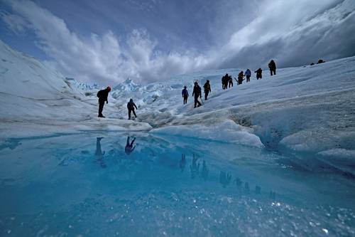 Si no se logra la meta de reducir el calentamiento global una de las consecuencias será el aumento del nivel del mar. En la imagen, turistas en el glaciar Perito Moreno en el Parque Nacional Los Glaciares, cerca de El Calafate, Argentina.