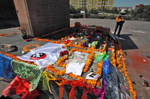 Aspecto de la ofrenda instalada ayer en la Plaza de las Tres Culturas por miembros del Comité 68.