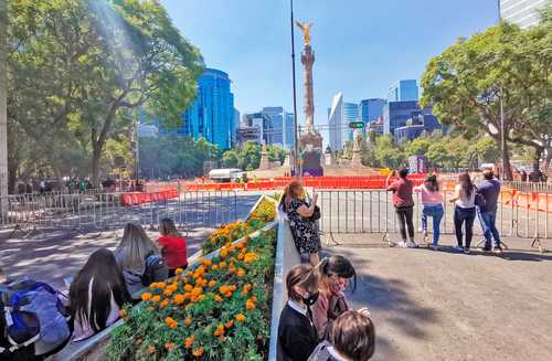 Cientos de capitalinos se verán afectados por los cortes viales de algunas calles y avenidas principales, como Paseo de la Reforma, en ambos sentidos, con motivo del evento Red Bull Show Run CDMX 2021, en el que participará el piloto mexicano de Fórmula 1 Sergio Pérez. A pesar del cierre a la circulación vehicular desde el lunes hasta hoy a las 16 horas, del Ángel de la Independencia a la glorieta de la Diana Cazadora, el gobierno capitalino invitó al público a acudir a este “magno evento”, al cual la Secretaría de Seguridad Ciudadana desplegará 900 policías en el operativo de vigilancia y movilidad.