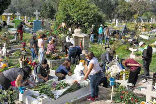 En el panteón civil Dolores, decenas de familias acudieron a recordar a sus muertos y a limpiar las tumbas, tras no visitarlas más de un año por la pandemia.