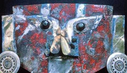 Restos de sangre humana y proteínas de huevo de ave fueron descubiertos en un pigmento rojo que recubre una máscara de oro del Perú preincaico, datada hace mil años y hallada en 1990 en la tumba de un hombre de la cultura Sicán de Perú. La máscara cubría el cráneo ya desprendido del esqueleto. Los vestigios fueron examinados y se acaban de publicar los resultados.