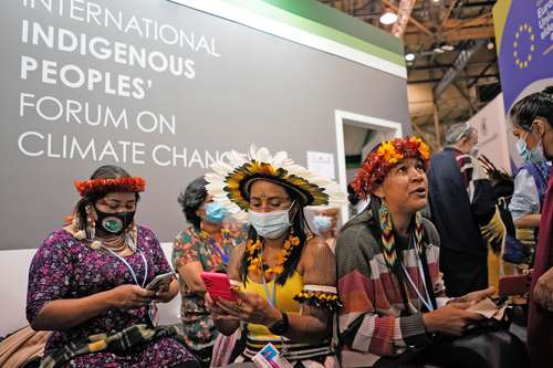 Integrantes del Foro Internacional de los Pueblos Indígenas sobre el Cambio Climático, en Glasgow.