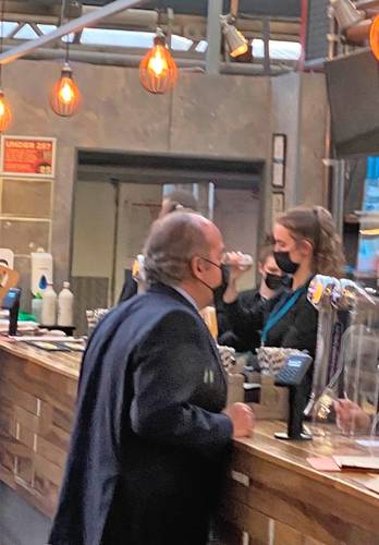 El ex presidente Felipe Calderón fue captado en una cafetería dentro de las instalaciones donde se realiza la Cumbre Climática de Glasgow (COP26). El ex mandatario, quien ha estado a la caza de selfis con los hombres más poderosos del planeta, como informó este diario, ayer no publicó ninguna imagen de este tipo en sus redes sociales.