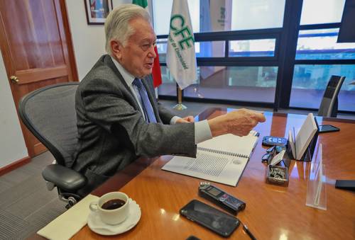 El director de la Comisión Federal de Electricidad, durante la charla con La Jornada.