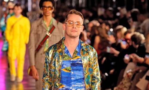 El actor Macaulay Culkin, recordado por la cinta Mi pobre angelito, participó en el Desfile del amor, de Gucci. La pasarela fue tan llamativa que cerró algunas cuadras del Bulevar Hollywood.