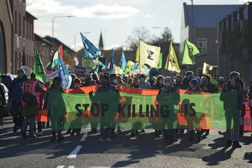 Extinction Rebellion y otras agrupaciones protestan contra la industria armamentista en la cumbre contra el cambio climático.