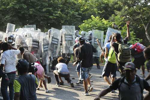 La confrontación surgió mientras la Guardia Nacional trataba de detener el avance de la caravana en el tramo Pijijiapan-Tonalá.