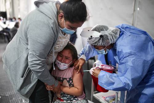 La jornada de inmunización para menores de tres a 11 años continuó ayer en Bogotá, capital del país sudamericano, aunque algunos no recibieron la dosis de Sinovac de muy buena gana.