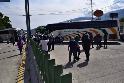 Estudiantes de la Normal Rural Raúl Isidro Burgos de Ayotzinapa bloquearon ayer por más de tres horas la Autopista del Sol Cuernavaca-Acapulco, en el punto conocido como Parador del Marqués, a la altura de Chilpancingo, para exigir una audiencia con autoridades de la Secretaría de Educación en Guerrero con la finalidad de exponerles diversas demandas, entre ellas un aumento al presupuesto para el comedor del plantel.