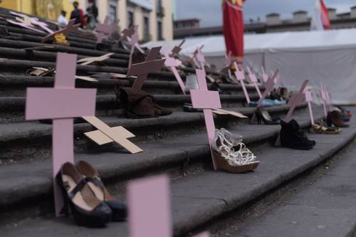 Por tercer año consecutivo, activistas colocaron cruces y zapatos de mujer en las escalinatas de la Catedral Metropolitana de Xalapa, en protesta porque el gobierno de Veracruz se niega a emitir una tercera alerta por violencia de género.