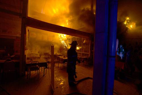  Un incendio ocurrió en el mercado Sonora. Bomberos llegaron en dos minutos al lugar y tardaron 35 en controlarlo Foto Alfredo Domínguez