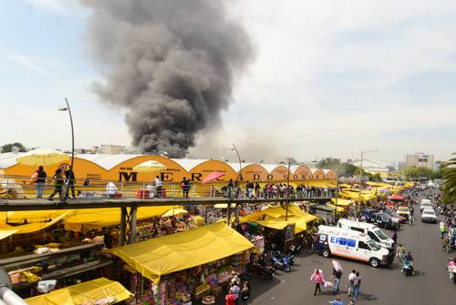  El incendio en el mercado Sonora se alcanzaba a observar desde varios puntos de la ciudad. Foto Alfredo Domínguez