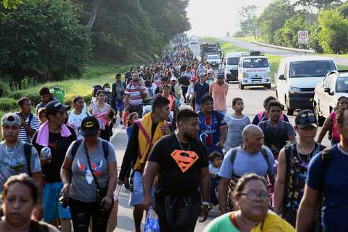 Los dirigentes de la caravana mantienen como “rehenes” a los migrantes, sostiene el INM.