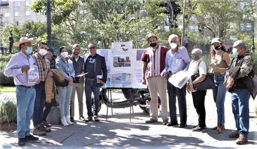 Integrantes de diversos colectivos ambientalistas y defensores del lago de Chapala y del río Santiago, se manifestaron ayer frente al palacio de gobierno, en el centro de Guadalajara, para exigir al goberna-dor Enrique Alfaro agilizar el cumplimiento de las leyes y los derechos a favor de los habitantes de la cuenca tanto del río como del lago, pues a tres años de haberse anunciado el inicio del saneamiento como una de las prioridades de su gobierno, las condiciones de insalubridad, enfermedad y muerte que viven los pobladores continúan igual que antes, debido a la contaminación de ambos cuerpos de agua.