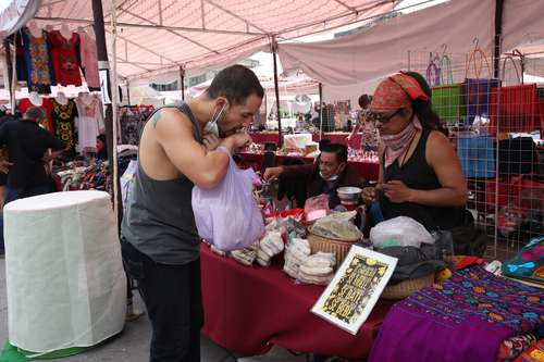 En el Zócalo se realiza la Fiesta de las Culturas Indígenas, Pueblos y Barrios Originarios, donde comunidades de la capital venden sus productos tradicionales.