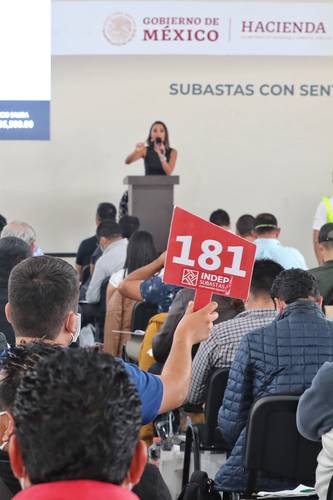 Aspecto de la subasta del 20 de septiembre de 2020 que se llevó a cabo en Los Pinos, donde el principal lote correspondió a automóviles confiscados.