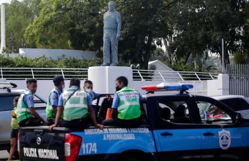 Policías patrullan en Managua, frente al monumento dedicado al héroe nacional Pedro Joaquín Chamorro, cuya hija, Cristiana, era una de las favoritas para arrebatarle el poder a Daniel Ortega, que se postula en los comicios de hoy a un cuarto mandato presidencial consecutivo.