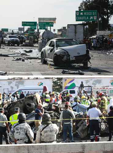 Elementos de la Guardia Nacional, personal de la Cruz Roja, de Protección Civil y bomberos acudieron ayer a la caseta de cobro San Marcos Huixtoco, entre los municipios de Chalco e Ixtapaluca, tras el accidente que involucró 12 vehículos y dejó 19 víctimas mortales. Autoridades informaron que entre los fallecidos está el chofer de la unidad pesada.