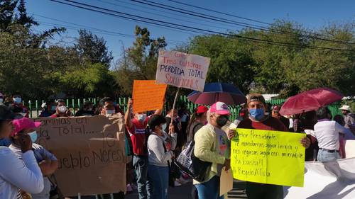 Pobladores que resultaron afectados por el desbordamiento del río Tula, en septiembre anterior, protestaron ayer en el auditorio municipal para denunciar que los 10 mil pesos que recibieron de apoyo son insuficientes.