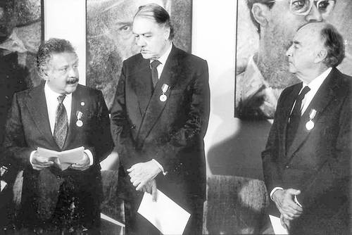 Augusto Gómez Villanueva, embajador de México en Nicaragua; el canciller Jorge Castañeda y el presidente José López Portillo, durante la entrega de la condecoración Augusto C. Sandino que les confirió el gobierno nicaragüense en Managua en 1979.