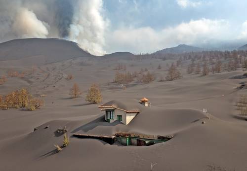 La erupción del volcán Cumbre Vieja, en la isla de La Palma, cumplió ayer 50 días sin que haya indicios de que vaya a terminar en el corto plazo. El fenómeno natural que comenzó el 19 de septiembre ha obligado hasta el momento a la evacuación de más de 7 mil personas, de las cuales unas 2 mil fueron afectadas de manera directa por tener su residencia dentro del perímetro del volcán, como la vivienda en la imagen, cubierta por completo de cenizas.