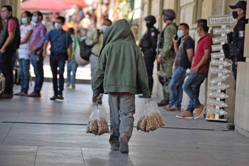 Para algunos menores de edad no hay tregua; tienen que trabajar todos los días, como este niño indígena que camina en las inmediaciones del zócalo de Chilpancingo en busca de clientes para vender sus cacahuates y ganar unas cuantas monedas.