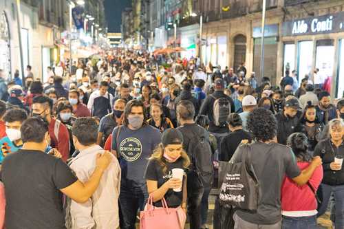 Voluntaria o involuntariamente, cientos de visitantes al Centro Histórico al parecer buscan la tan deseada inmunidad de rebaño contra el virus causante del Covid-19. En esta imagen se observa la gran movilidad registrada ayer en la calle Madero, en el Centro Histórico.