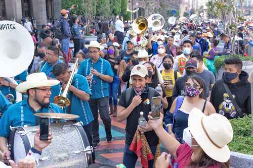 La procesión de la Banda Monumental Oaxaqueña, integrada por los nueve grupos, atravesó la Plaza de la Constitución en medio de los transeúntes que se unieron con ánimo celebratorio al baile y el canto.