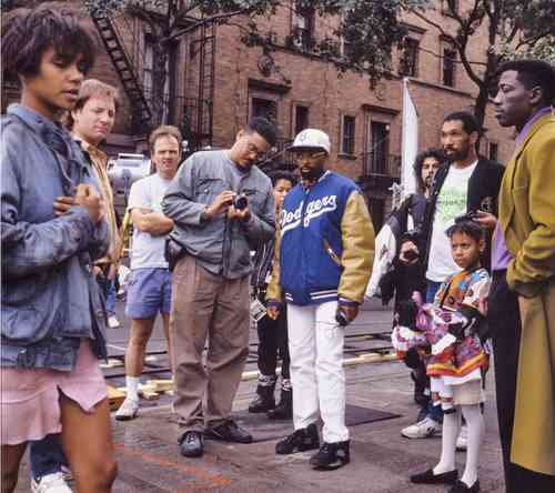  A la izquierda, Spike Lee (centro a la derecha), con el director de fotografía Ernest Dickerson (centro a la izquierda), con Halle Berry (izquierda) y Wesley Snipes (derecha), en el set de Fiebres tropicales, de 1991. Foto Ap