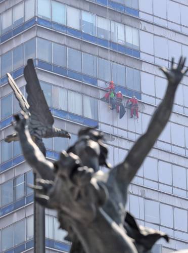 Labores de limpieza en la ventanería de la torre Latinoamericana.