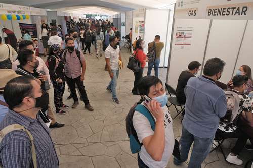 Aspecto de la Feria Nacional del Empleo para Jóvenes e Inclusión Social en la explanada de la alcaldía de Iztacalco. Asistió la secretaria del Trabajo, Luisa María Alcalde; el secretario de Gobierno, Martí Batres, y el alcalde, Armando Quintero.