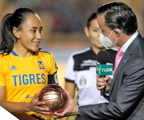 Liliana Mercado, mediocampista de Tigres y de la selección nacional, se convirtió en la primera jugadora de la Liga Mx en recibir el Balón de Oro por su destacada trayectoria. “Es un momento histórico”, dijo el federativo Mikel Arriola, tras entregarle el trofeo antes del partido ante Pumas.