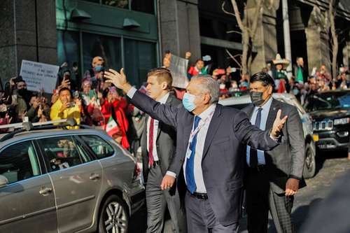 El presidente Andrés Manuel López Obra-dor saluda a simpatizantes en Nueva York, mientras se dirige a la sede de Naciones Unidas. Durante su participación en el Consejo de Seguridad abordó la urgencia de renovación del organismo, entre otros temas.